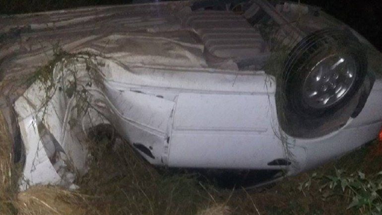 Centenario: derrapó, chocó contra un poste y volcó