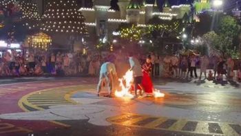 La falda de la bailarina quedó envuelta en llamas y asistentes intentaron ayudarla. La falda de la bailarina quedó envuelta en llamas y asistentes intentaron ayudarla.