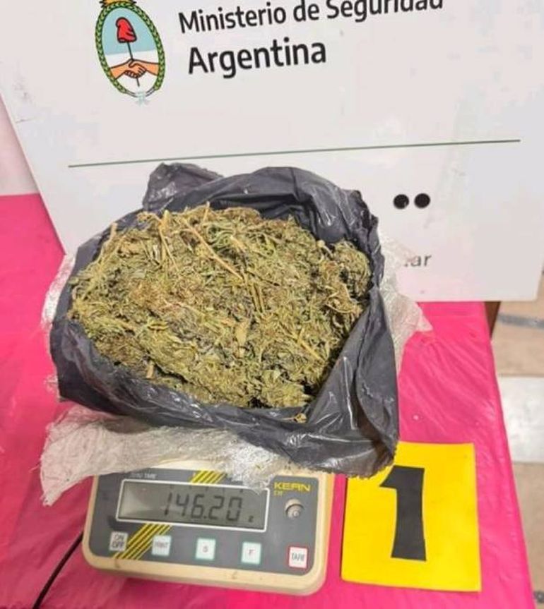 Los sospechosos ocultaban un poco más de 146 gramos de marihuana.