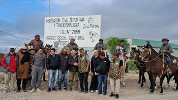 El grupo del Centro Folclórico Tierra y Tradición en Río Cuarto, poco antes de salir hacia Puerto Madryn para honrar a los héroes de Malvinas. El grupo del Centro Folclórico Tierra y Tradición en Río Cuarto, poco antes de salir hacia Puerto Madryn para honrar a los héroes de Malvinas.