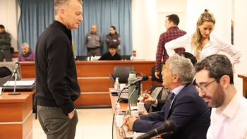 El fiscal Gastón Liotard conversando con los defensores antes del inicio de la sexta jornada del juicio de Aguada San Roque. El fiscal Gastón Liotard conversando con los defensores antes del inicio de la sexta jornada del juicio de Aguada San Roque.
