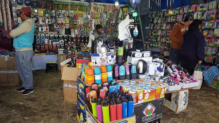 Puesteros de La Saladita defienden la feria de ofertas