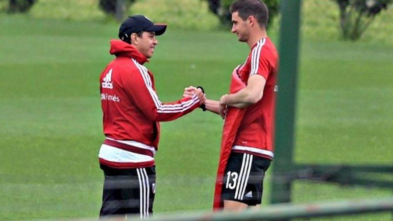 El nuevo jugador del Bayer Leverkusen ayer pasó por Ezeiza para saludar a sus compañeros y al técnico.