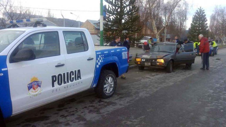 Un auto chocó a un móvil policial que esperaba el semáforo