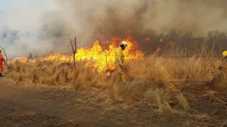 Evacuaron a más de un centenar de personas por los incendios en las sierras