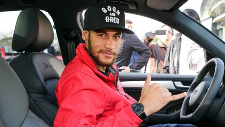 Solo pudo disputar nueve partidos desde su vuelta al Santos, pero Neymar Jr. no se priva de llevar una vida a tono con lo cosechado en toda su carrera.