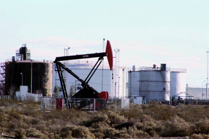 Los precios del petróleo oscilan en sus máximos en un año.