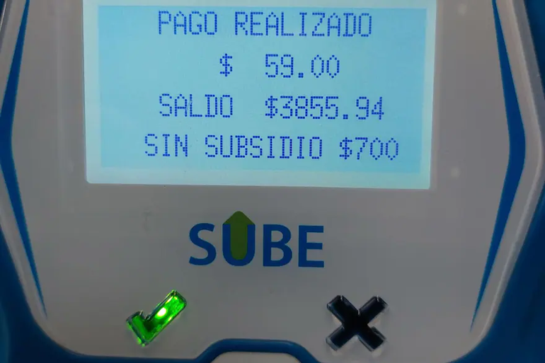 El mensaje que comenzó a aparecer en varios medios de transporte. El mensaje que comenzó a aparecer en varios medios de transporte.