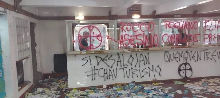 Encapuchados atacaron la oficina de Turismo de El Bolsón