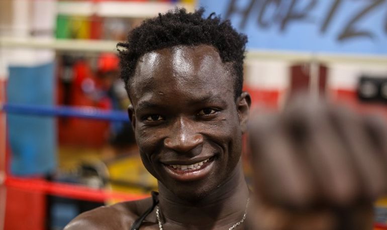 Touba Niang, boxeador senegalés que se entrena en Chubut. Touba Niang, boxeador senegalés que se entrena en Chubut.