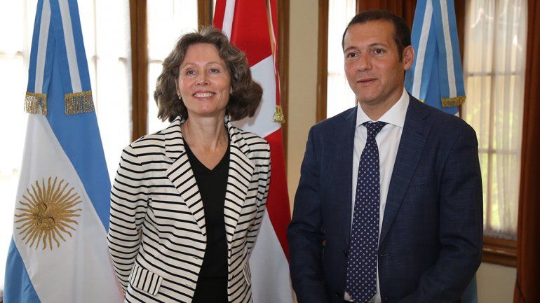 Grete Sillasen junto al gobernador