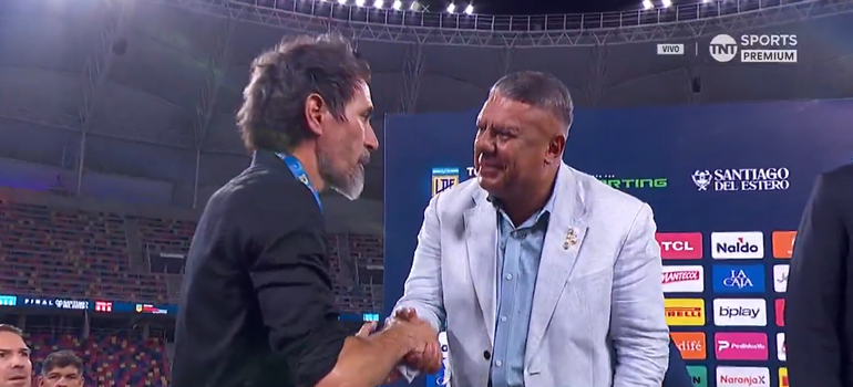 Chiqui Tapia entregó las medallas.