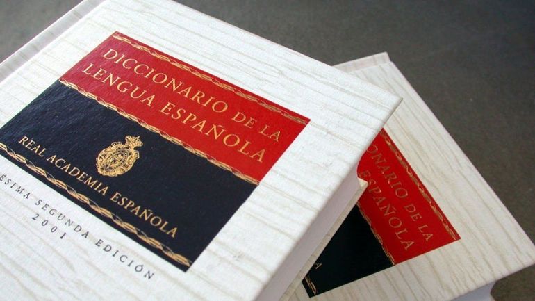 La RAE aclaró que la CH y la LL no son letras, sino dígrafos. La RAE aclaró que la CH y la LL no son letras, sino dígrafos.