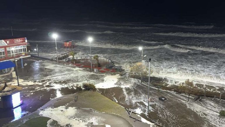 Un ciclón extratropical azota la Costa Atlántica: olas de siete metros, ciudades anegadas y fuertes destrozos