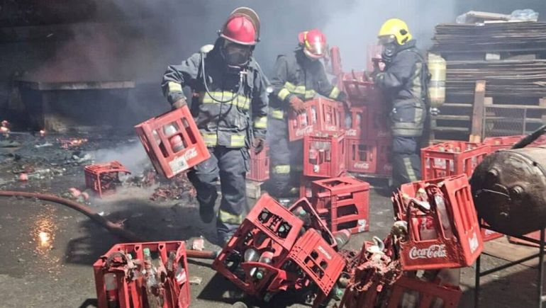 Incendio en un depósito de envases de Coca Cola en Río Gallegos.