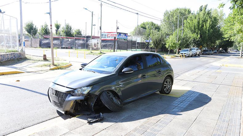 Misterio en plena Avenida: chocó el cordón, terminó con su auto sobre la vereda y lo abandonó | LM Neuquen Misterio en plena Avenida: chocó el cordón, terminó con su auto sobre la vereda y lo abandonó