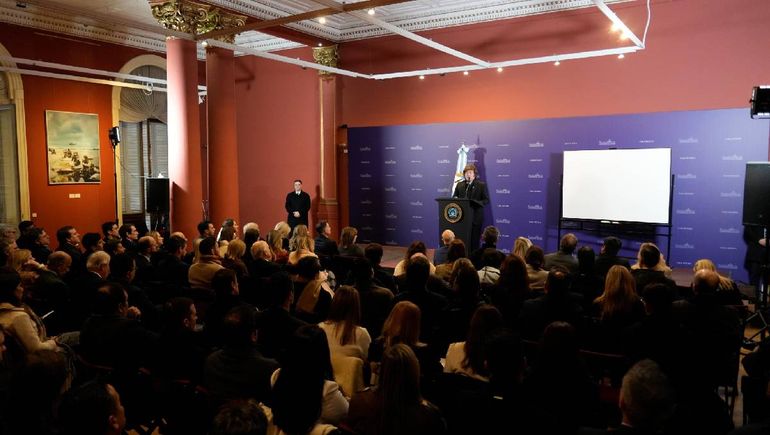 Javier Milei durante la reunión con legisladores en Casa Rosada. Javier Milei durante la reunión con legisladores en Casa Rosada.