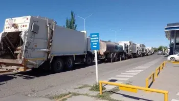 Los camiones de basura cargando combustible en Plottier. 