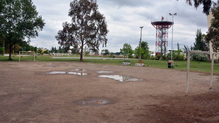 La práctica de fútbol es una de las actividades que más abandonan los adolescentes. Las chicas dejan el vóley.&nbsp;