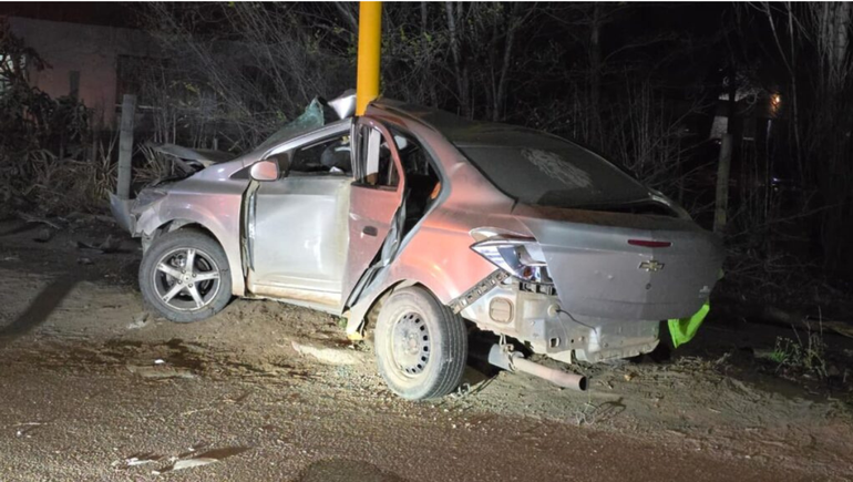 Tremendo choque: borracho al volante perdió el control y quedó incrustado en un poste