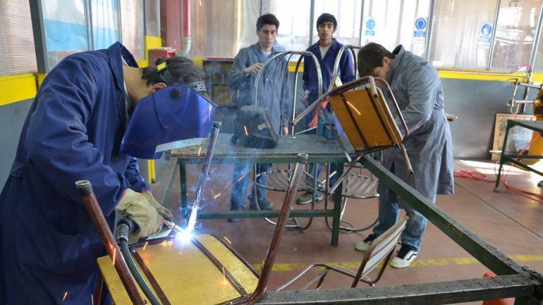 La EPET 3 dispuso que los delantales del taller su usen en los teóricos.