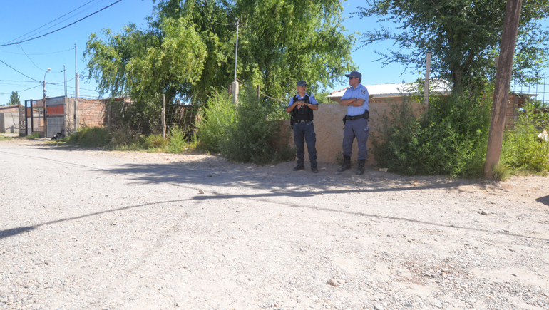 Violenta pelea en medio de la calle: un vecino llegó con un machete y la Policía demoró a dos hombres