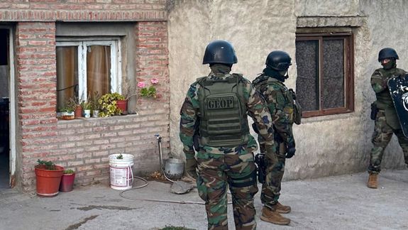 Los disparos impactaron en una puerta de chapa, en dos paredes y hasta en un sillón del interior de la vivienda de Trelew.