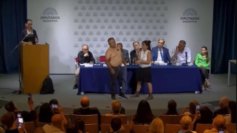 Una jornada antivacunas en el Congreso quedó en el ojo de la tormenta y se llevó fuertes críticas. | LM Neuquen Una jornada antivacunas en el Congreso quedó en el ojo de la tormenta y se llevó fuertes críticas.