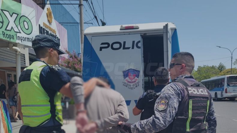 Delincuente fue perseguido por un comerciante y la Policía tras robar mercadería en el Bajo neuquino | LM Neuquen Delincuente fue perseguido por un comerciante y la Policía tras robar mercadería en el Bajo neuquino