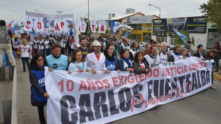 Los manifestantes exigieron que se reabra la investigación sobre la responsabilidad del ex gobernador Jorge Sobisch.