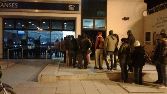Largas colas en las veredas