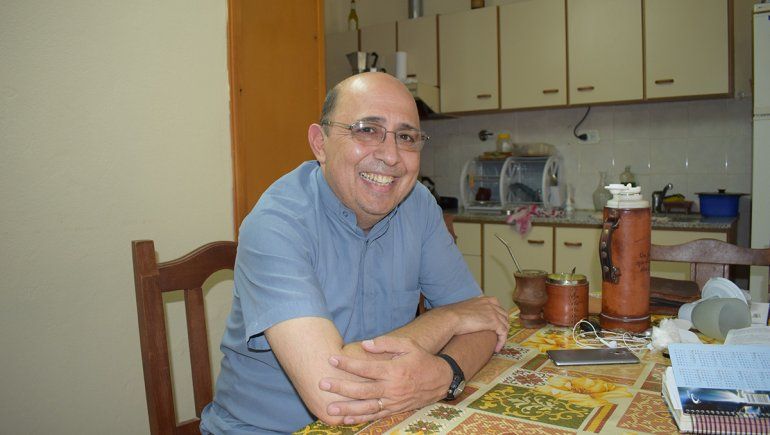 El Padre Leo: el cura que canta, y hace frente a los temas que incomoda a la Iglesia