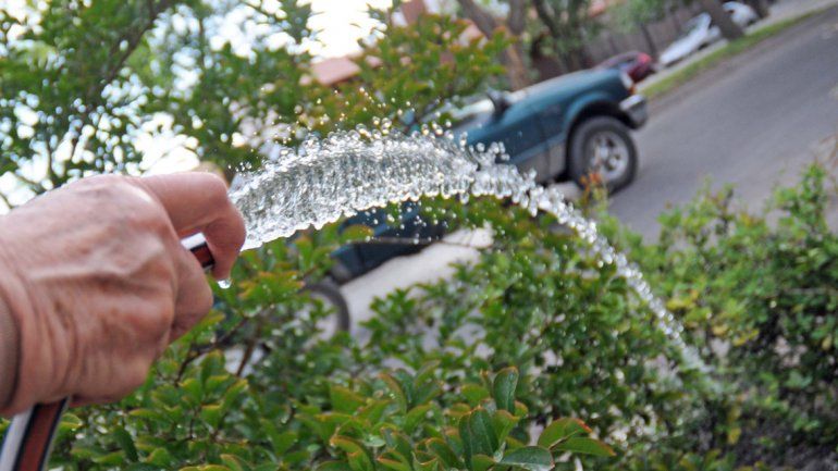 La instalación de los medidores reduciría el marcado derroche de agua.
