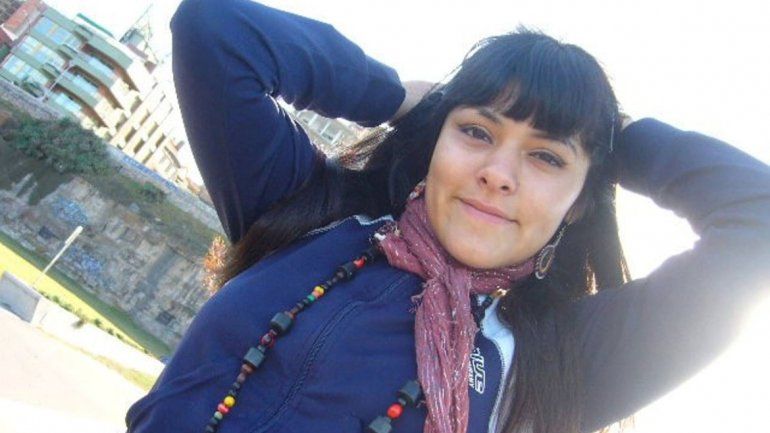 Por esquivar la puerta de un auto, la mató un camión