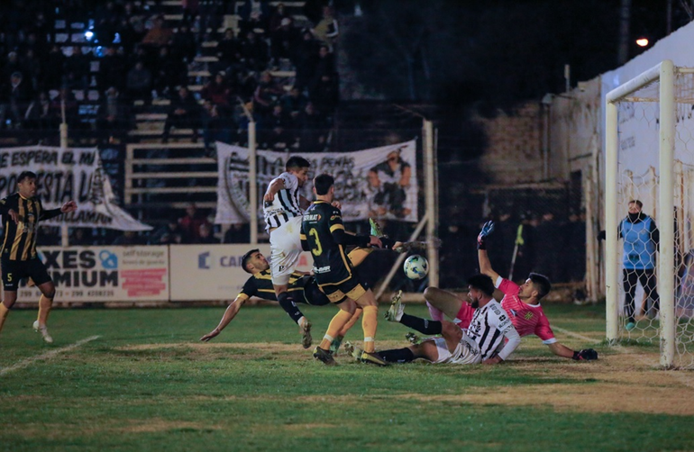 Champagne fue la figura de Olimpo en la derrota con Cipo del miércoles pasado. Tuvo varias tapadas importantes, entre ellas la previa al gol de Cabral donde contuvo parcialmente el cabezazo de Elvis Hernández. Foto: Omar Novoa Champagne fue la figura de Olimpo en la derrota con Cipo del miércoles pasado. Tuvo varias tapadas importantes, entre ellas la previa al gol de Cabral donde contuvo parcialmente el cabezazo de Elvis Hernández. Foto: Omar Novoa