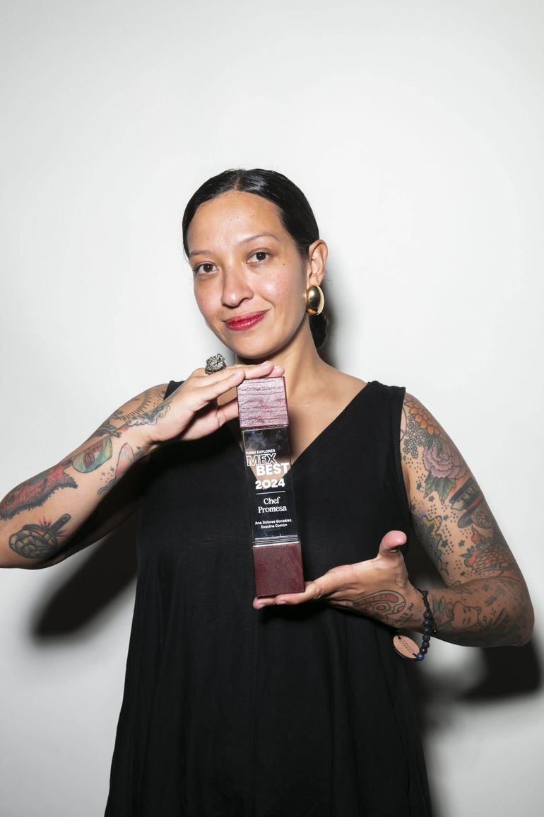 Ana Dolores y su premio en 2024 como Ana Dolores y su premio en 2024 como