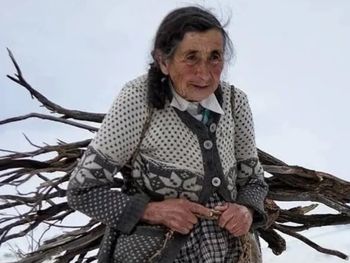 dona marcelina, la anciana campesina que junta lena para el invierno en el norte de neuquen