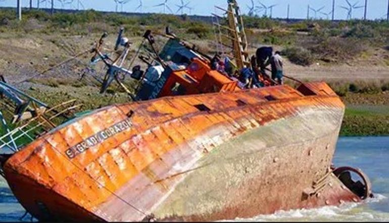 Prefectura Naval Argentina autorizó a reflotar el buque Sagrado Corazón, hundido en el río Chubut.