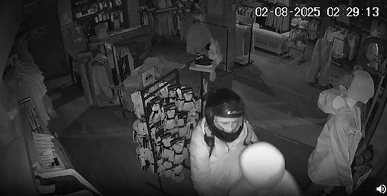 El robo incluyó camperas y accesorios valuados en millones de pesos. El robo incluyó camperas y accesorios valuados en millones de pesos.