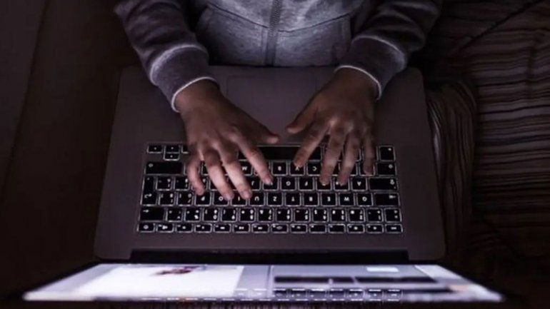 Un profesor le mandaba fotos desnudo a una nena