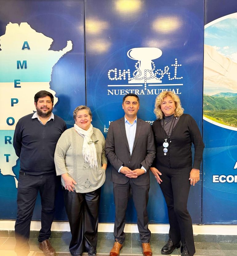 Miembros de Ameport con Huillipan. Miembros de Ameport con Huillipan.