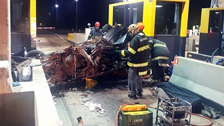 Borracho chocó contra un peaje: murió una joven