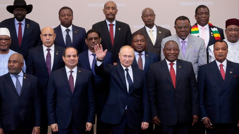Cada vez más solo, Putin busca socios en África
