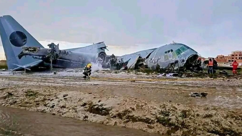 Un avión Hercules quedó destruido en un accidente ocurrido en El Alto, a pocos kilómetros de La Paz, en Bolivia | LM Neuquen Un avión Hercules quedó destruido en un accidente ocurrido en El Alto, a pocos kilómetros de La Paz, en Bolivia