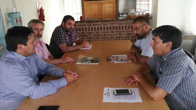 El gremio junto a representantes del Gobierno en la mesa. (Foto archivo)