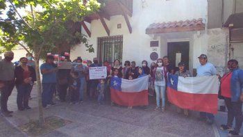Chilenos reclaman apertura de pino hachado