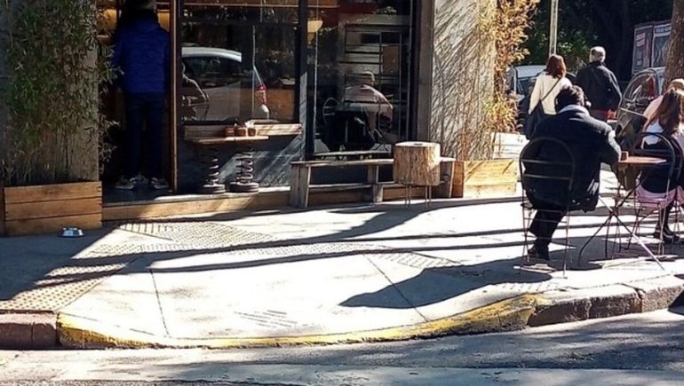 El insólito reclamo en una cafetería porque le dieron comida a un hombre en situación de calle