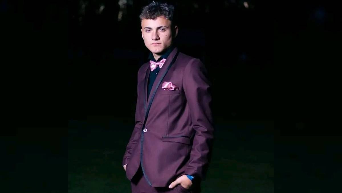 Toda la facha de Santi en la fiesta de egresados del CET 9.