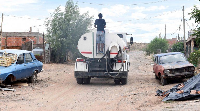 El camión aguatero atiende a una clientela grande. Pero con el calor