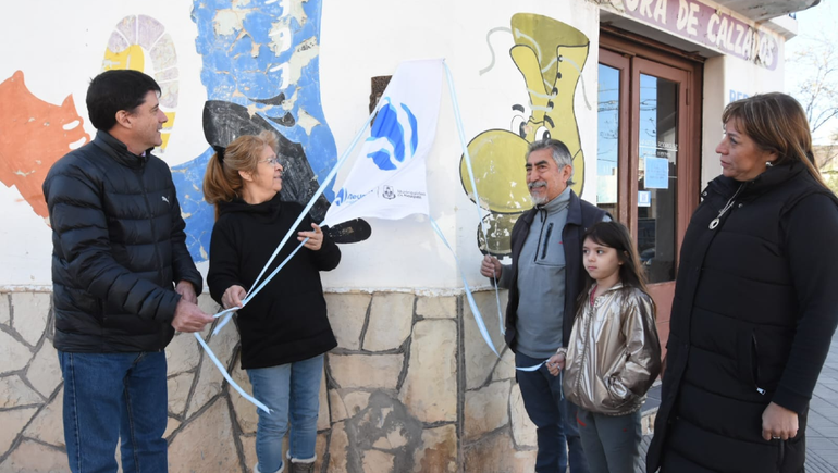 El descubrimiento de la placa en la zapatería.